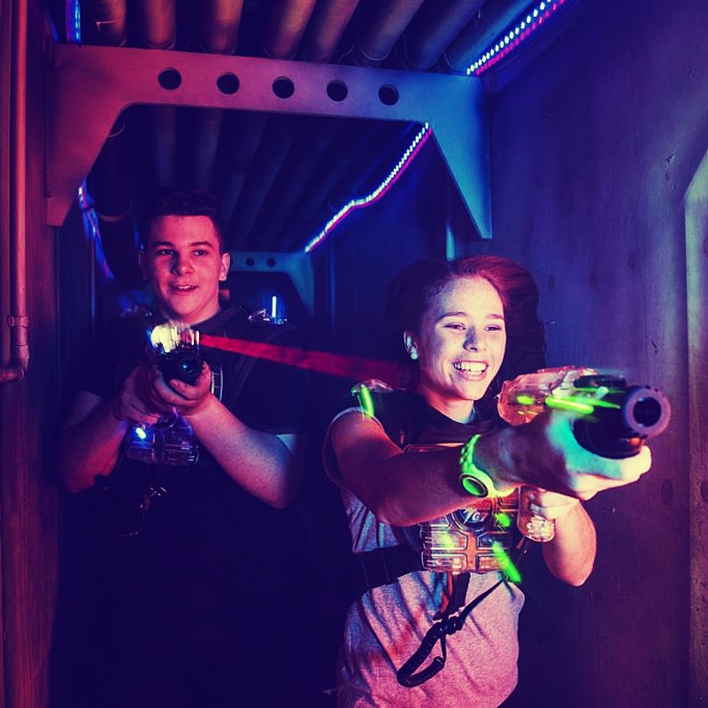 Lasertag im Schwarzlicht