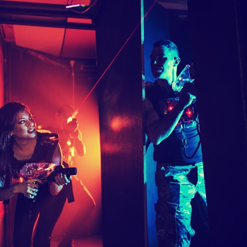 Lasertag im Schwarzlicht